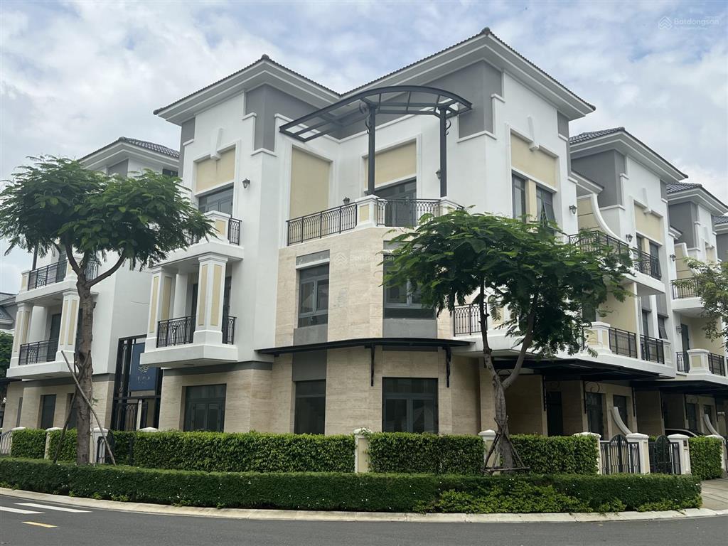Chính chủ gửi bán căn góc 2 mặt thoáng view hồ bơi verosa park ngang 10x17m, 4 tầng  0902 514 ***