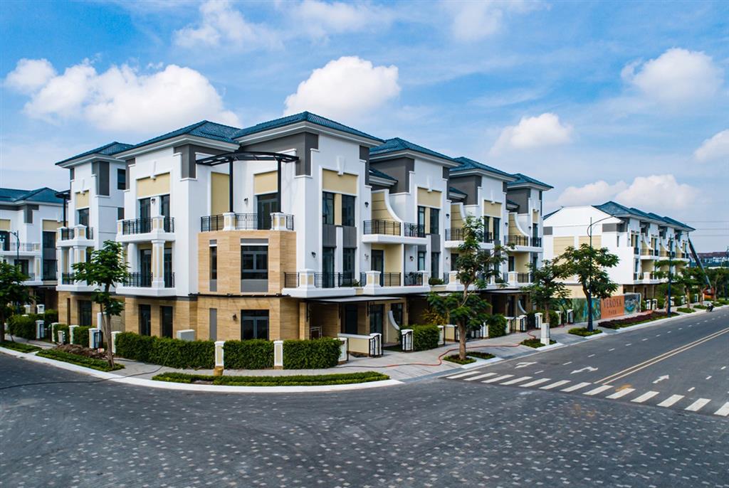 Chính chủ gửi bán căn góc 2 mặt thoáng view hồ bơi verosa park ngang 10x17m, 4 tầng  0902 514 ***