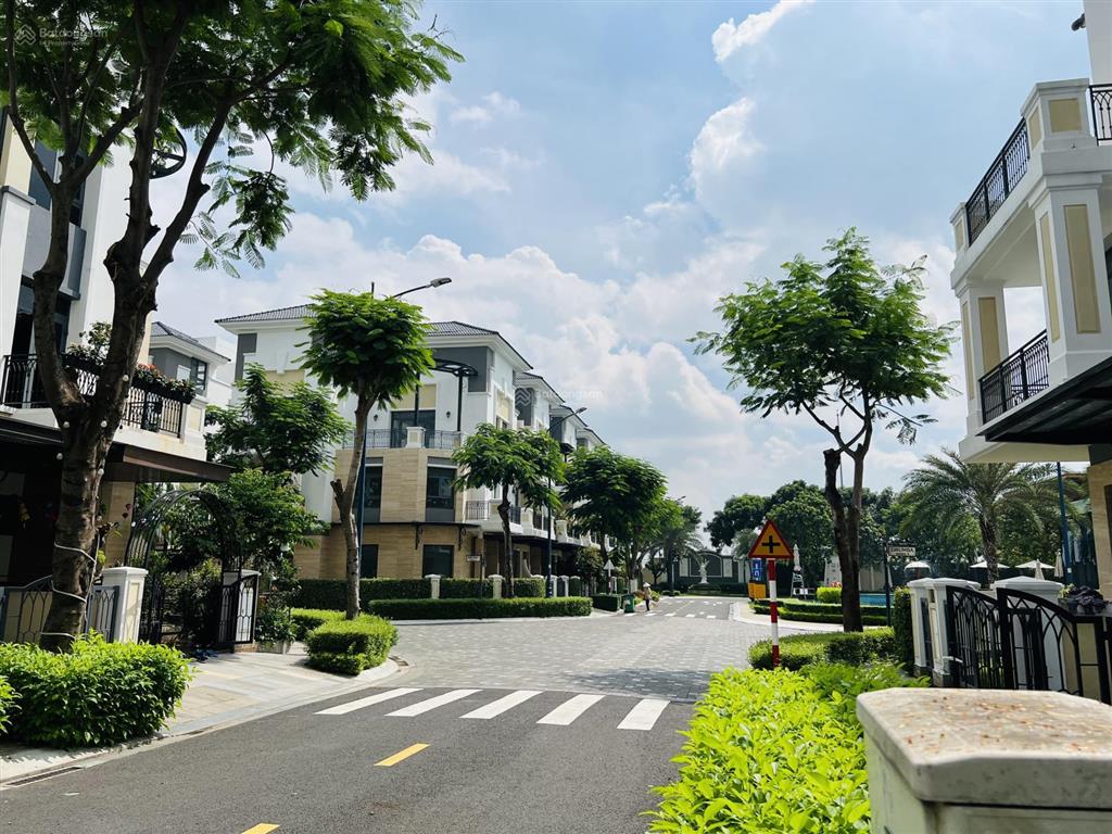Chính chủ gửi bán căn góc 2 mặt thoáng view hồ bơi verosa park ngang 10x17m, 4 tầng  0902 514 ***