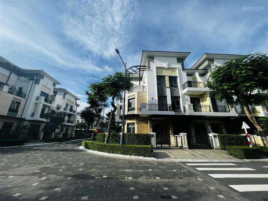 Chính chủ gửi bán căn góc 2 mặt thoáng view hồ bơi verosa park ngang 10x17m, 4 tầng  0902 514 ***