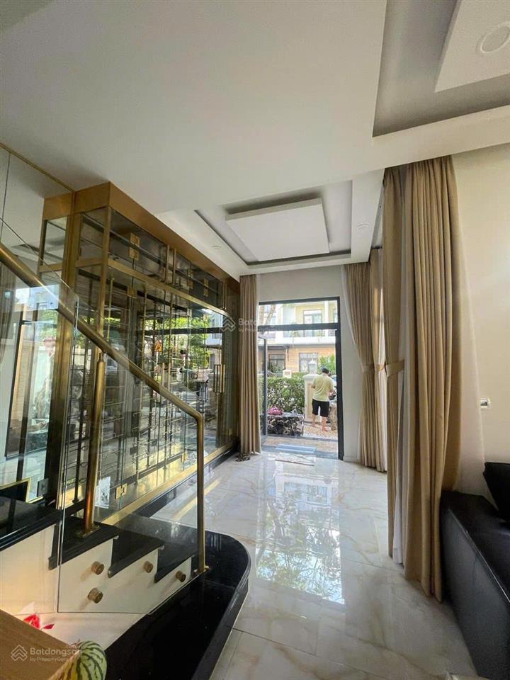 Bán căn góc verosa park khang điền ngang 8x18,5m, 1 trệt 3 lầu, full nội thất  0902 514 ***