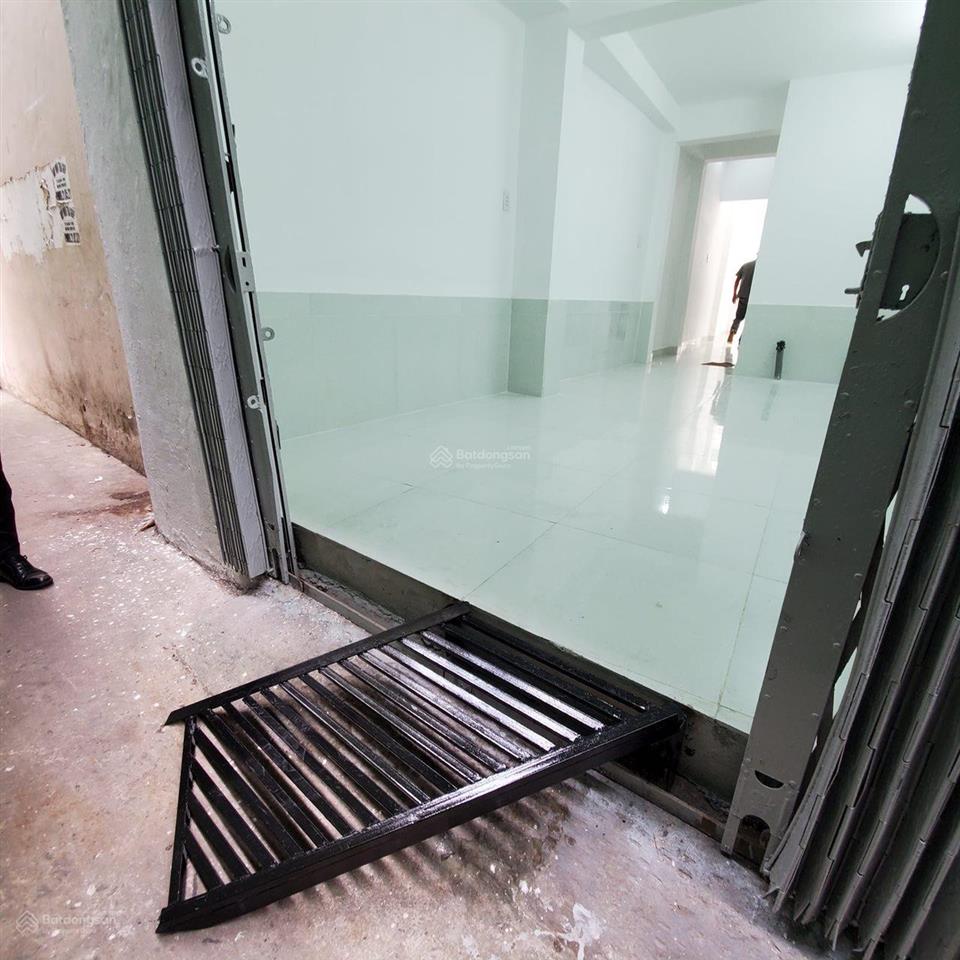 Cần bán gấp 2 căn nhà 14pn q10 mặt tiền hùng vương