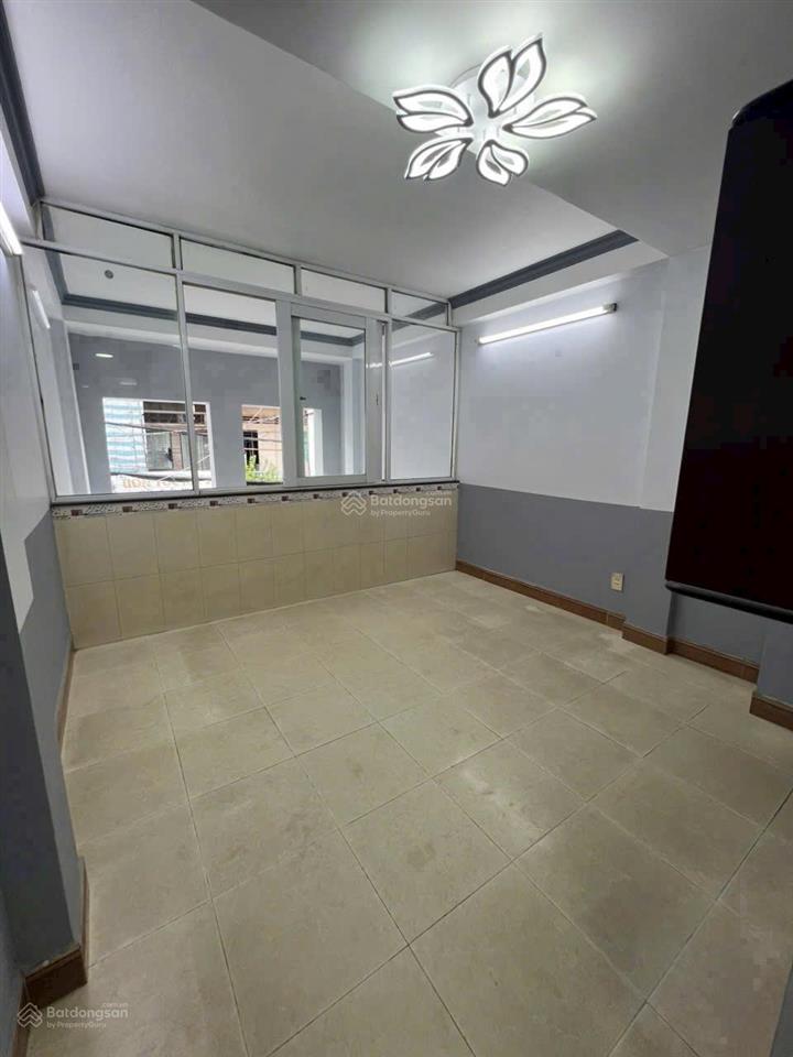 Cho thuê nhà mt kinh doanh lạc long quân, p.3, q.11(có lề 2m)  giá 18 triệu/tháng.