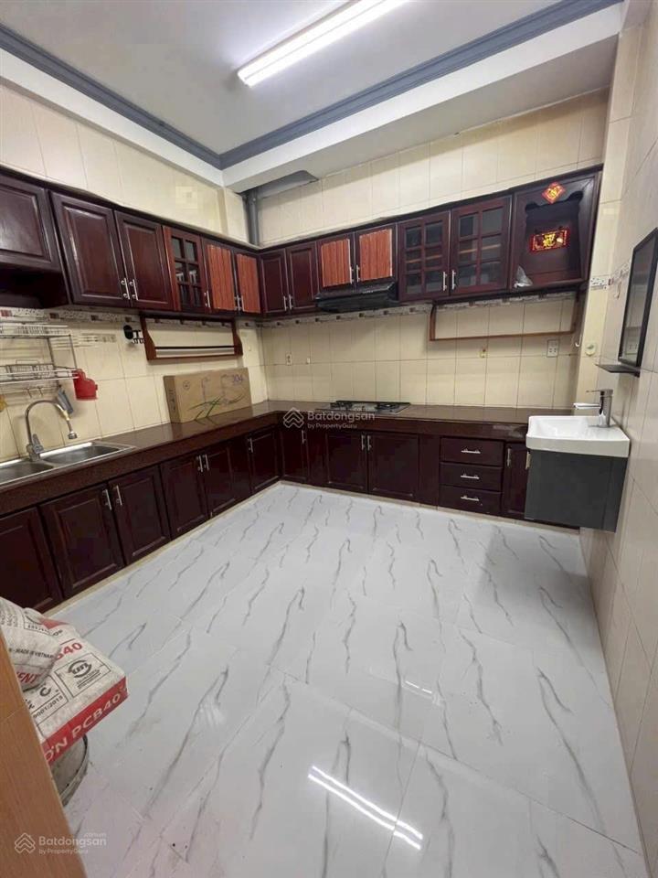 Cho thuê nhà mt kinh doanh lạc long quân, p.3, q.11(có lề 2m)  giá 18 triệu/tháng.