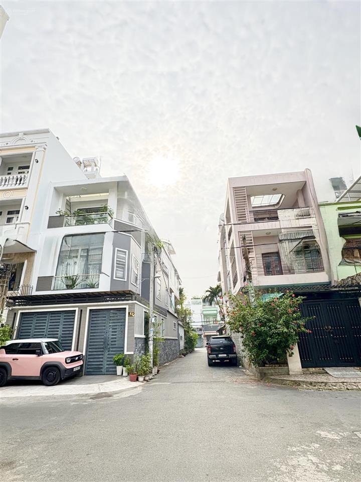 Phố ẩm thực q6, ngay chợ phú lâm  lô góc ngang lớn 6,5m * 18m  nhà 3 tầng kiên cố, 6pn  khu p