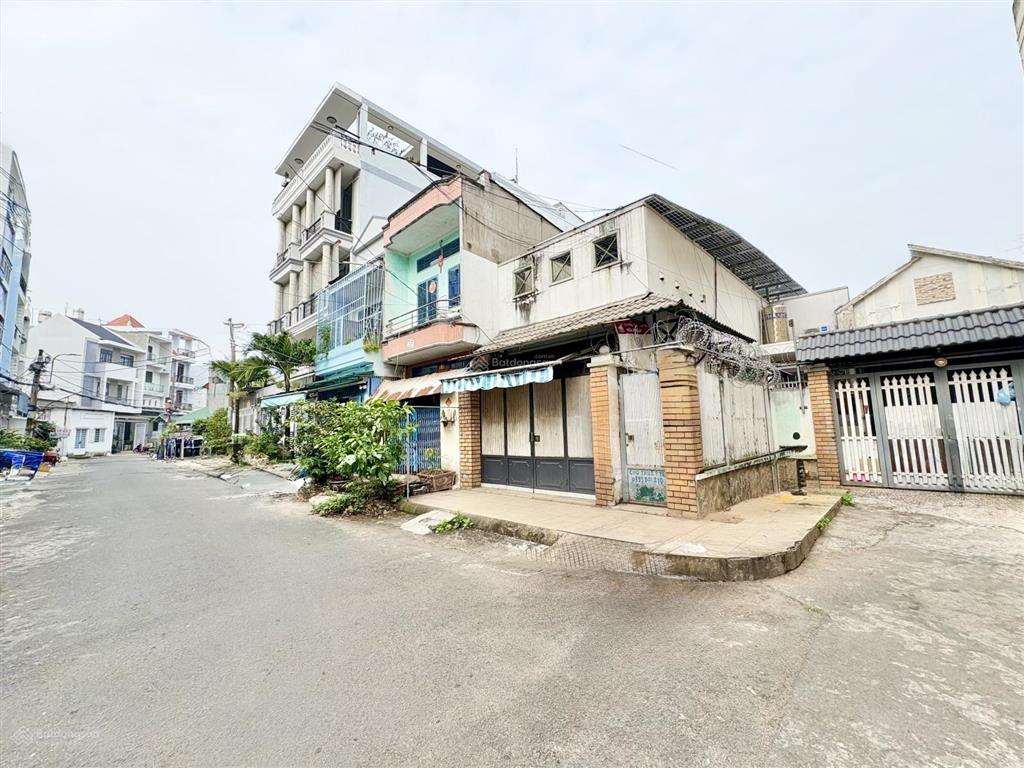 Phố ẩm thực q6, ngay chợ phú lâm  lô góc ngang lớn 6,5m * 18m  nhà 3 tầng kiên cố, 6pn  khu p