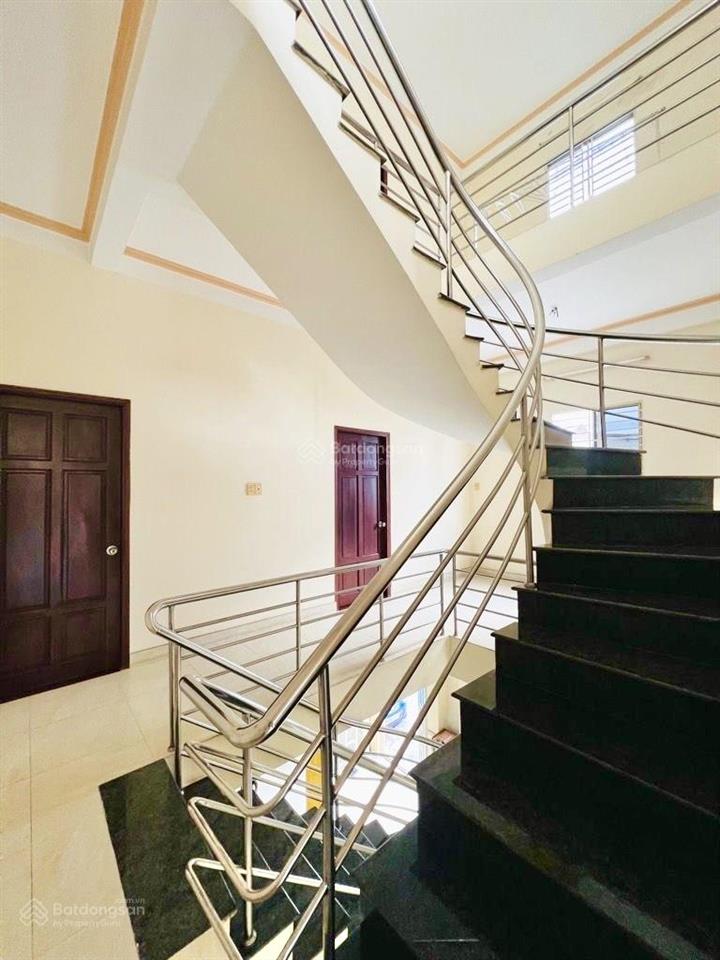 Phố ẩm thực q6, ngay chợ phú lâm  lô góc ngang lớn 6,5m * 18m  nhà 3 tầng kiên cố, 6pn  khu p