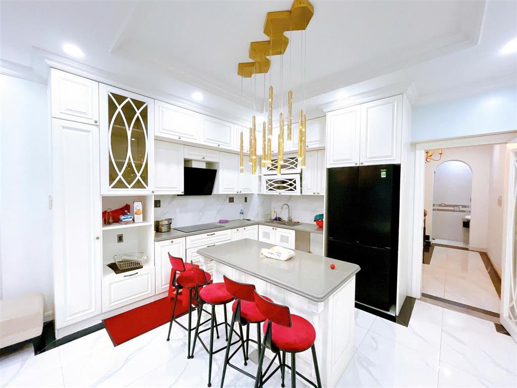 Bán nhà mặt tiền đường 20m  dt 4,5x14m  đúc 5,5 tấm thang máy, nội thất cao cấp, ngay tân hương