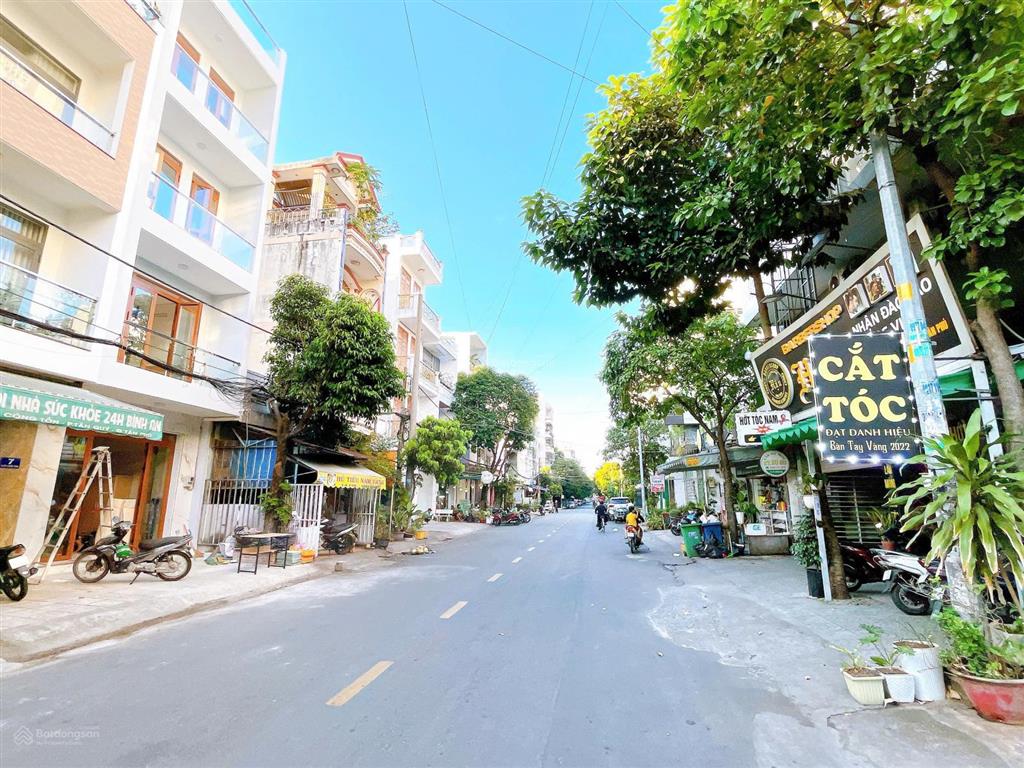 Bán nhà mặt tiền đường 20m  dt 4,5x14m  đúc 5,5 tấm thang máy, nội thất cao cấp, ngay tân hương