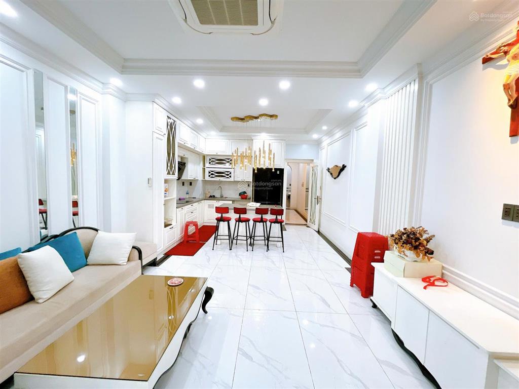 Bán nhà mặt tiền đường 20m  dt 4,5x14m  đúc 5,5 tấm thang máy, nội thất cao cấp, ngay tân hương