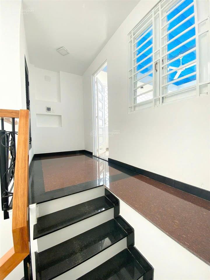 Sau căn mt ôtô tới nhà. nguyên hồng 4,5x13m 5 tầng kèm thang máy. cách phạm văn đồng 1 phút đi xe