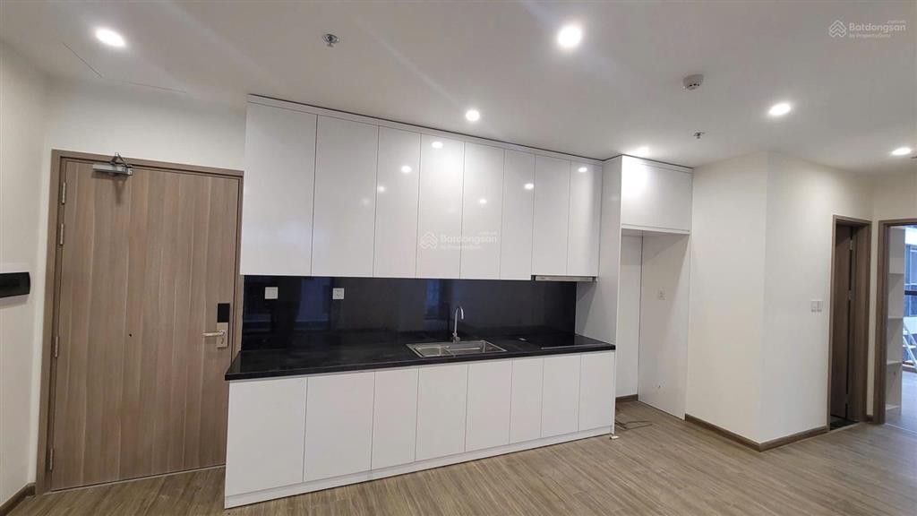 Chính chủ cho thuê căn hộ 2pn + đồ cơ bản diện tích rộng, khu gần nhà gửi xe ô tô,  0365 811 ***
