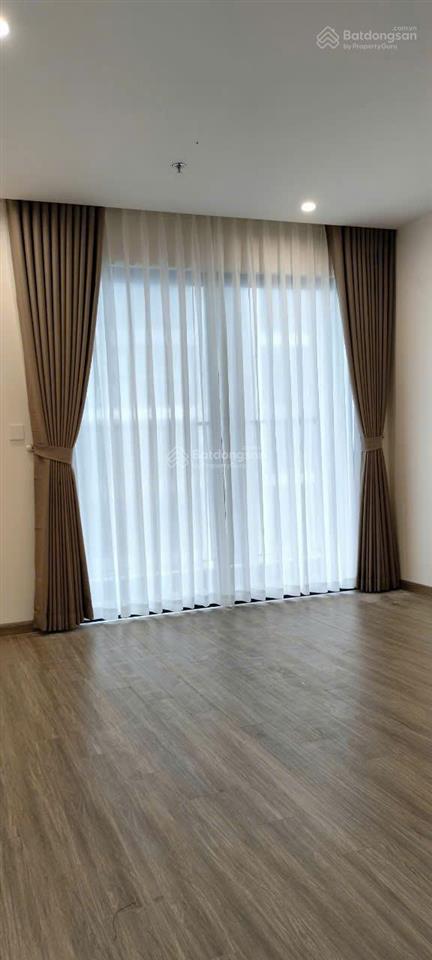 Chính chủ cho thuê căn hộ 2pn + đồ cơ bản diện tích rộng, khu gần nhà gửi xe ô tô,  0365 811 ***