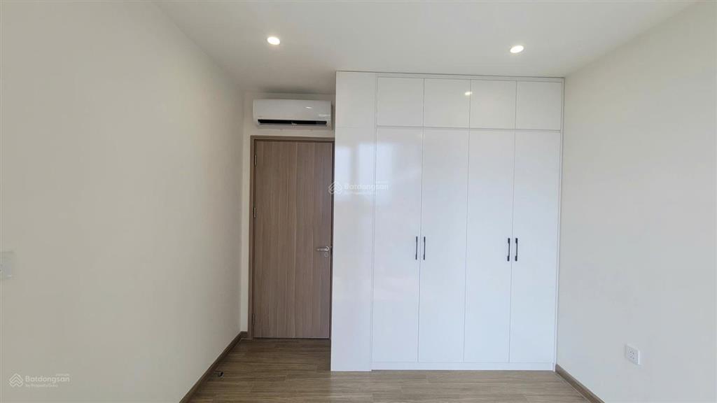 Chính chủ cho thuê căn hộ 2pn + đồ cơ bản diện tích rộng, khu gần nhà gửi xe ô tô,  0365 811 ***