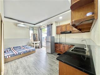 Cho thuê studio 3ng2xe 30m2 full nt, balcon ngay vòng xoay dân chủ, toà nhà viettel cầu lê văn sỹ