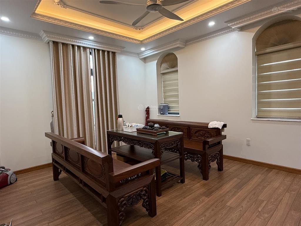 Siêu phẩm đơn lập 290m2. thang máy, nội thất đẳng cấp, hoàn thiện tâm huyết. sân vườn