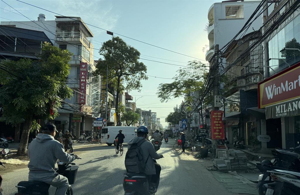 Bán nhà mặt đường lê lợi. vị trí vip, kinh doanh buôn bán sầm uất. đang có dòng tiền