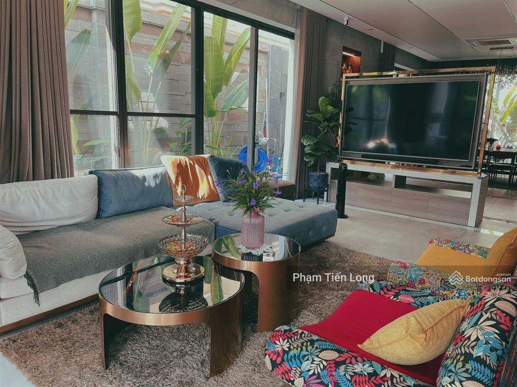 Căn biệt thự siêu vip mặt đường đôi, bể bơi xanh ngắt, nhà sửa đẹp