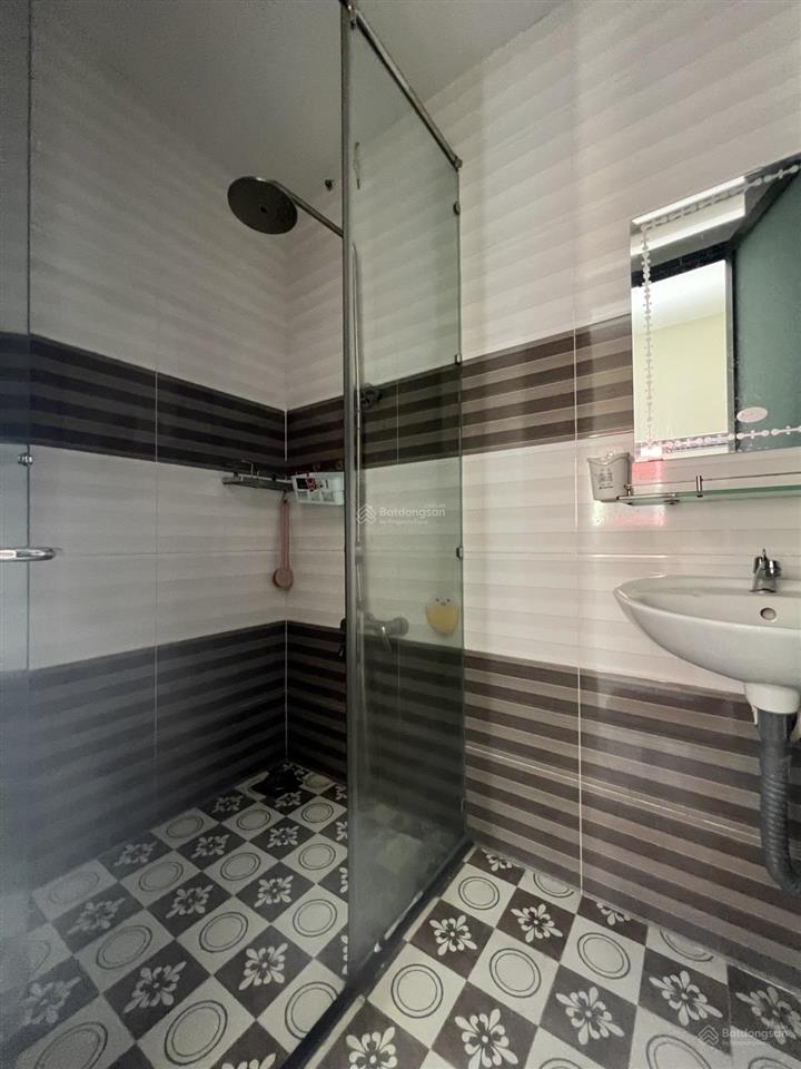 Nhà nở hậu 7.5m  hẻm xe tải tránh  gần giáo xứ bình an  70m  3 tầng btct  4pn  3wc