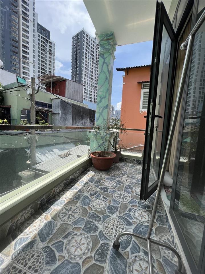 Nhà nở hậu 7.5m  hẻm xe tải tránh  gần giáo xứ bình an  70m  3 tầng btct  4pn  3wc