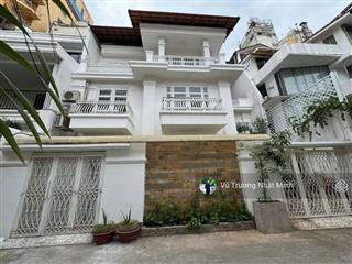 Biệt thự phố nguyễn thành ý, quận 1, dt 180m2 (13 x 15m)  trệt 2 lầu sân vườn  giá 55 tỷ
