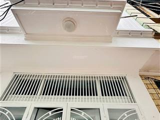 Nhà đẹp lạc long quân, dt 35m2, 4 tầng, 4 phòng ngủ  ôtô dừng đỗ gần nhà, gần hồ tây (chỉ 7.x tỷ)