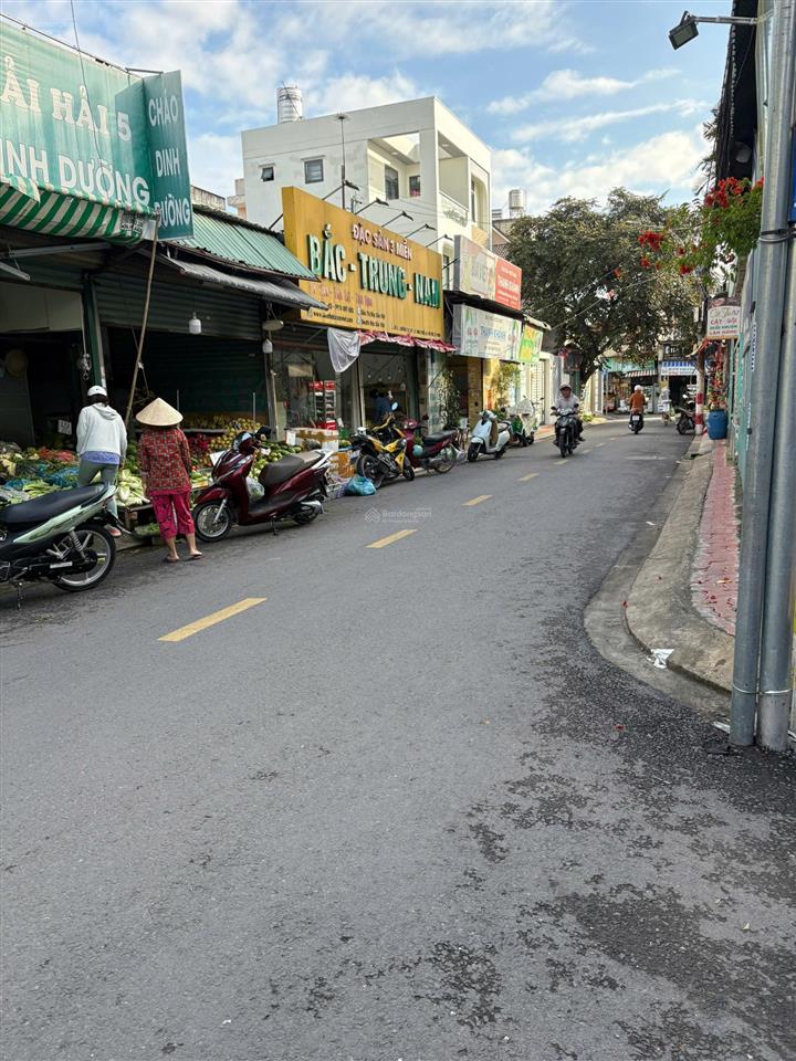 Bán đất cổng chợ 232,7m2 full thổ cư thực tế sử dụng 241m2 có sẵn 11 phòng trọ