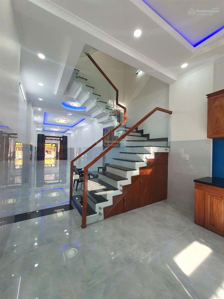 Bán nhà mt đường trần văn mười hóc môn. nhà mới. dân cư đông đúc. tiện kinh doanh buôn bán