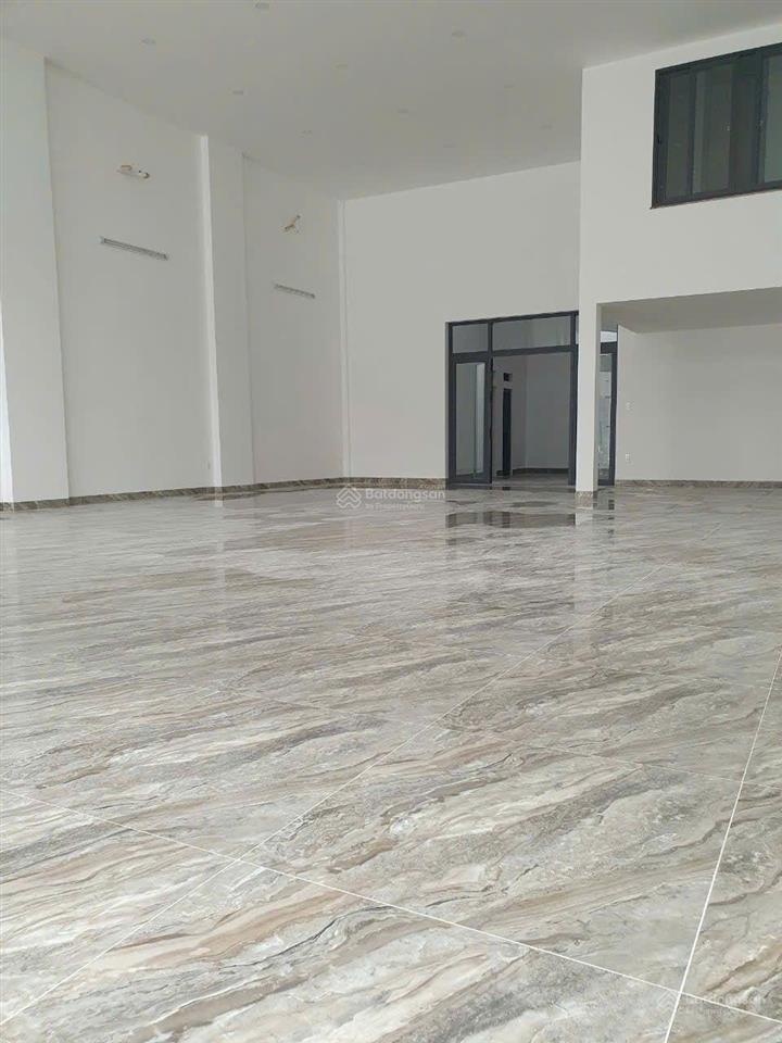 Cần bán nhà mt đường trần văn mười. dt 10x30m, đang cho thuê 30tr/tháng