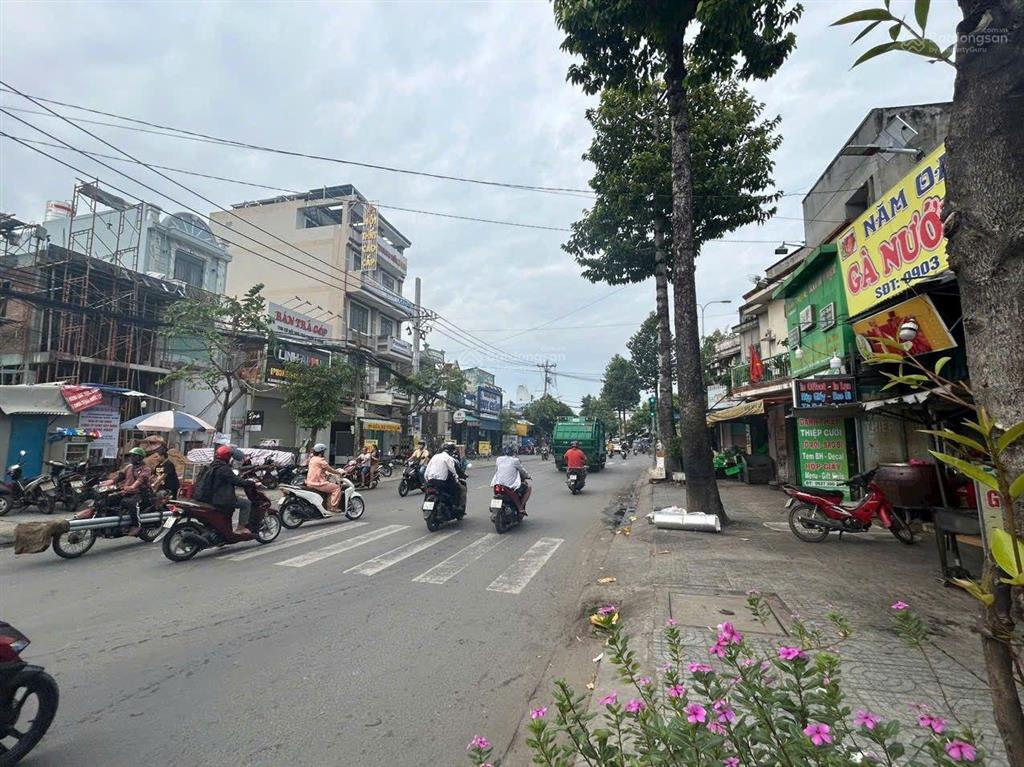 Cần bán nhà mt đường trần văn mười. dt 10x30m, đang cho thuê 30tr/tháng