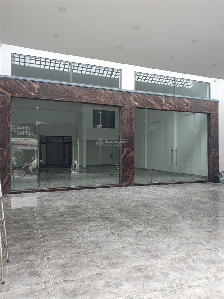 Cần bán nhà mt đường trần văn mười. dt 10x30m, đang cho thuê 30tr/tháng