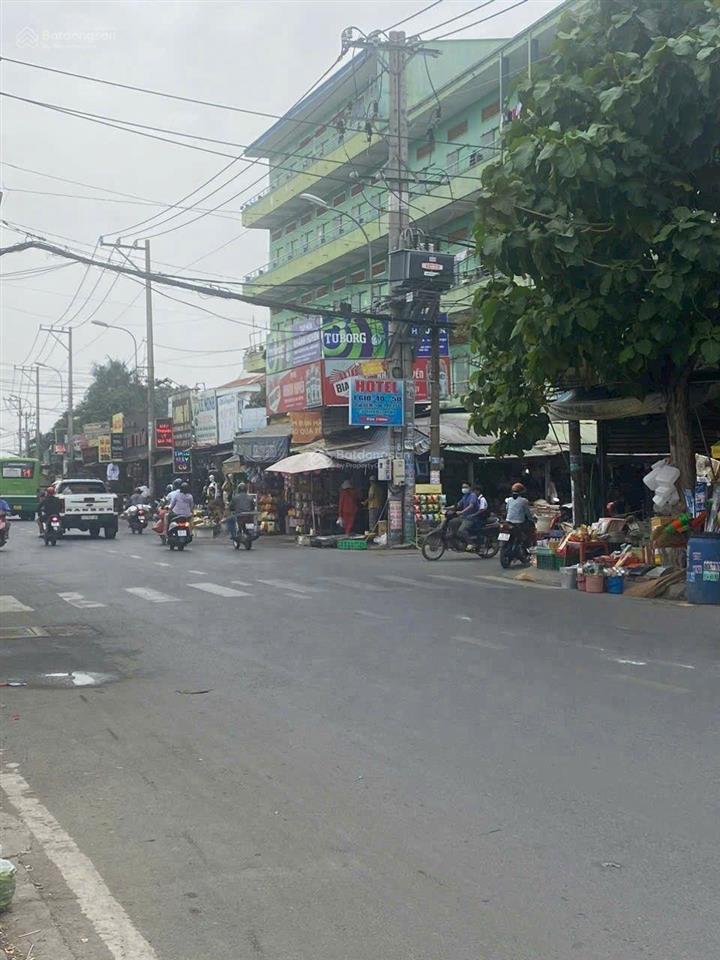 Cần bán nhà mt đường trần văn mười. dt 10x30m, đang cho thuê 30tr/tháng