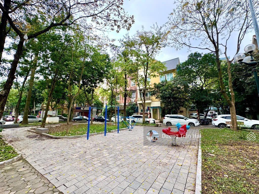 Bán đất phố duy tân 150m2 ô tô tránh vỉa hè view vườn hoa gần quận ủy cầu giấy