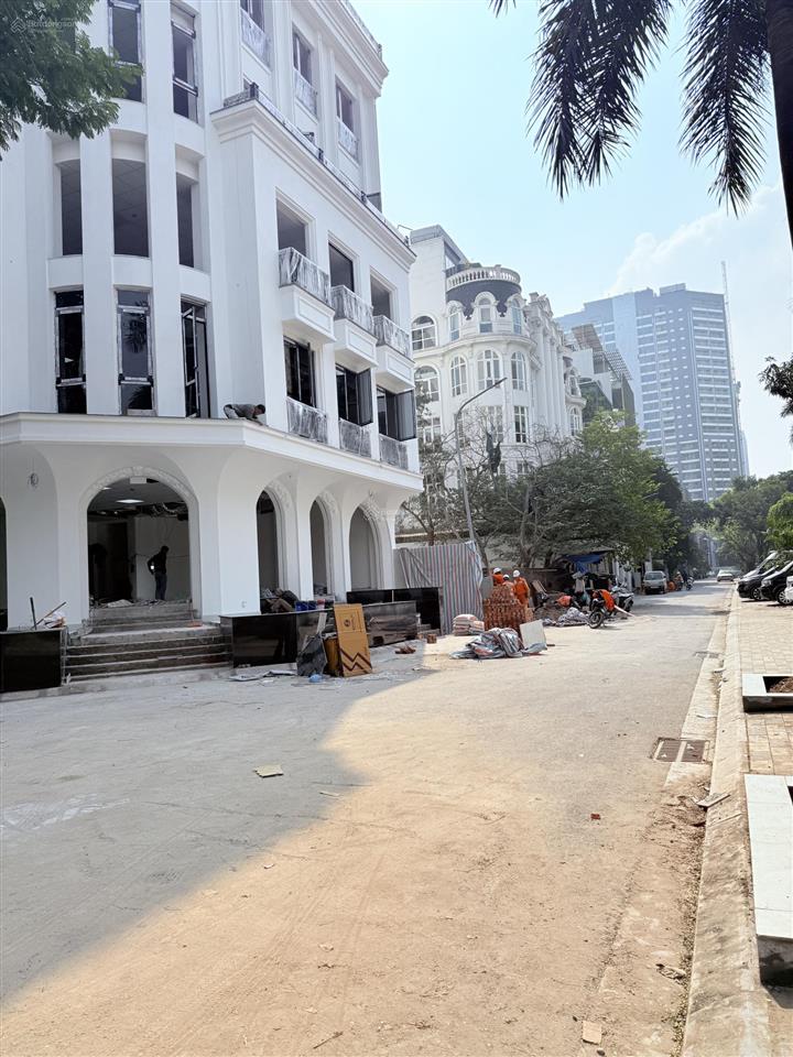 Bán nhà mặt phố phạm văn đồng  200m2 mt 10m lô góc vỉa hè nhà mới thang máy kdvp gần kđt starlake