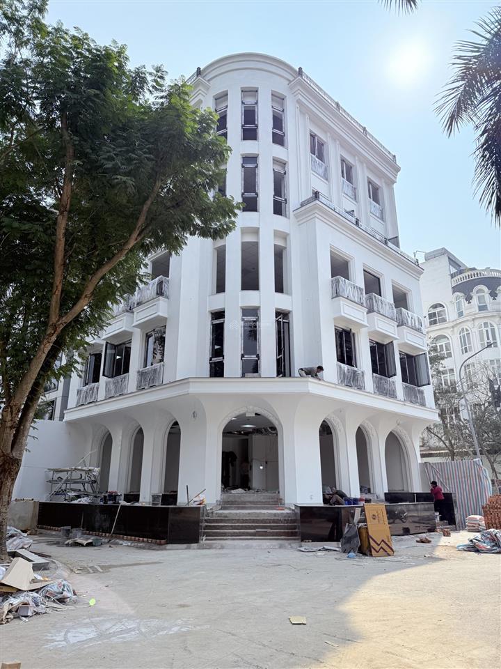 Bán nhà mặt phố phạm văn đồng  200m2 mt 10m lô góc vỉa hè nhà mới thang máy kdvp gần kđt starlake