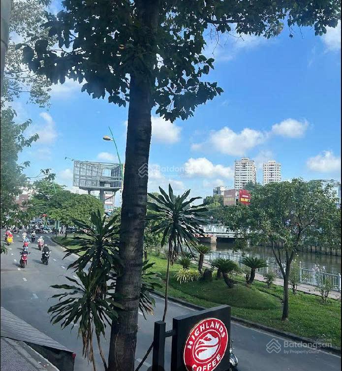 Bán nhà mặt tiền hoàng sa, quận 3  dt 20x15m, kết cấu 3 tầng, đang cho thuê 156 triệu/tháng