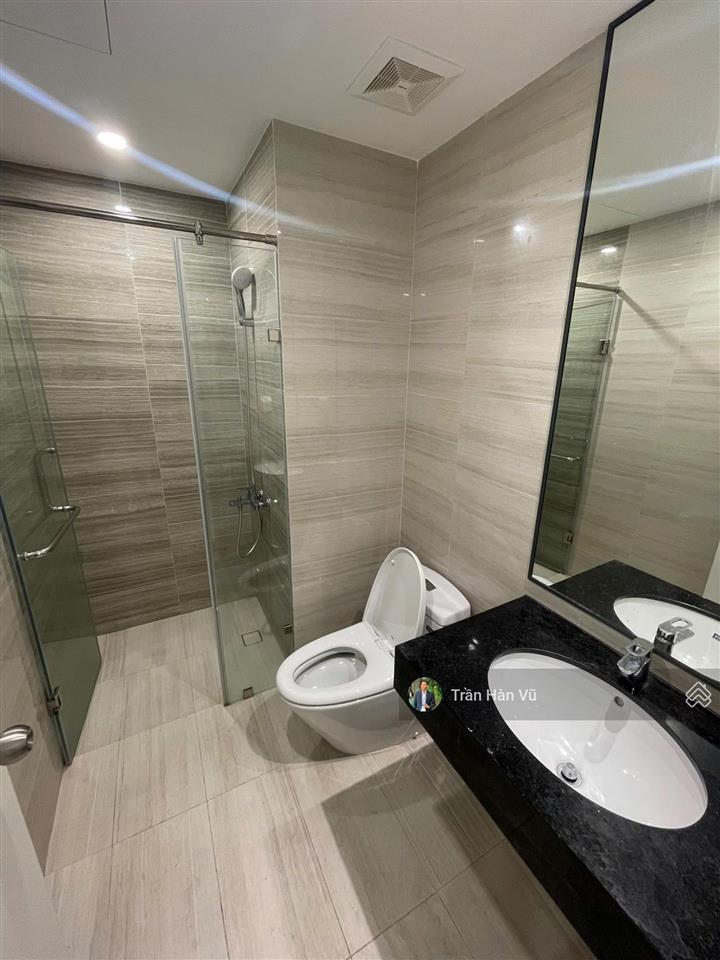 Giá tốt chính chủ bán căn hộ 2pn1wc full nội thất có hđ thuê sẵn cc the emerald golf view