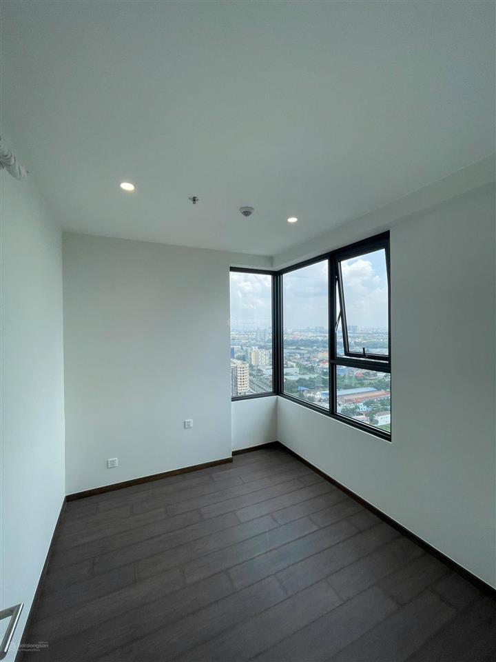 Chính chủ ra gấp căn hộ góc 2 phòng ngủ view siêu đẹp chung cư the emrald golf view