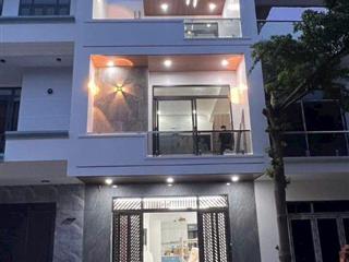 Nhà 3 tầng đang trong quá trình hoàn thiện ở TP Thuận An