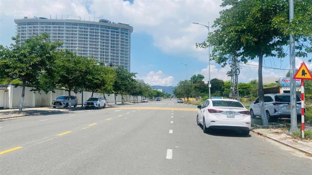 125m2,vuông đẹp 2 mặt tiền biển, trục kinh doanh, 12 phòng chỉ 14.8 tỷ nguyễn tất thành, thanh khê.
