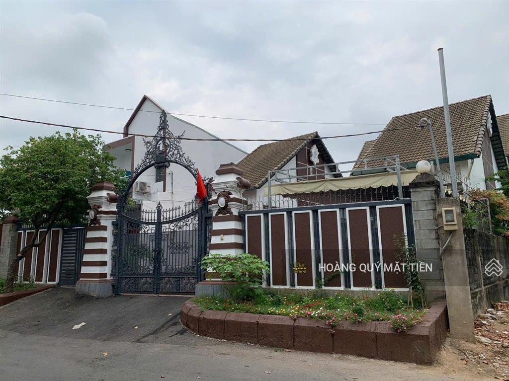 Biệt thự vip mặt tiền đường 179  hoàng hữu nam ~ 19m*45,5m = 865m2. nhà 2 tầng có sân vườn, hồ bơi