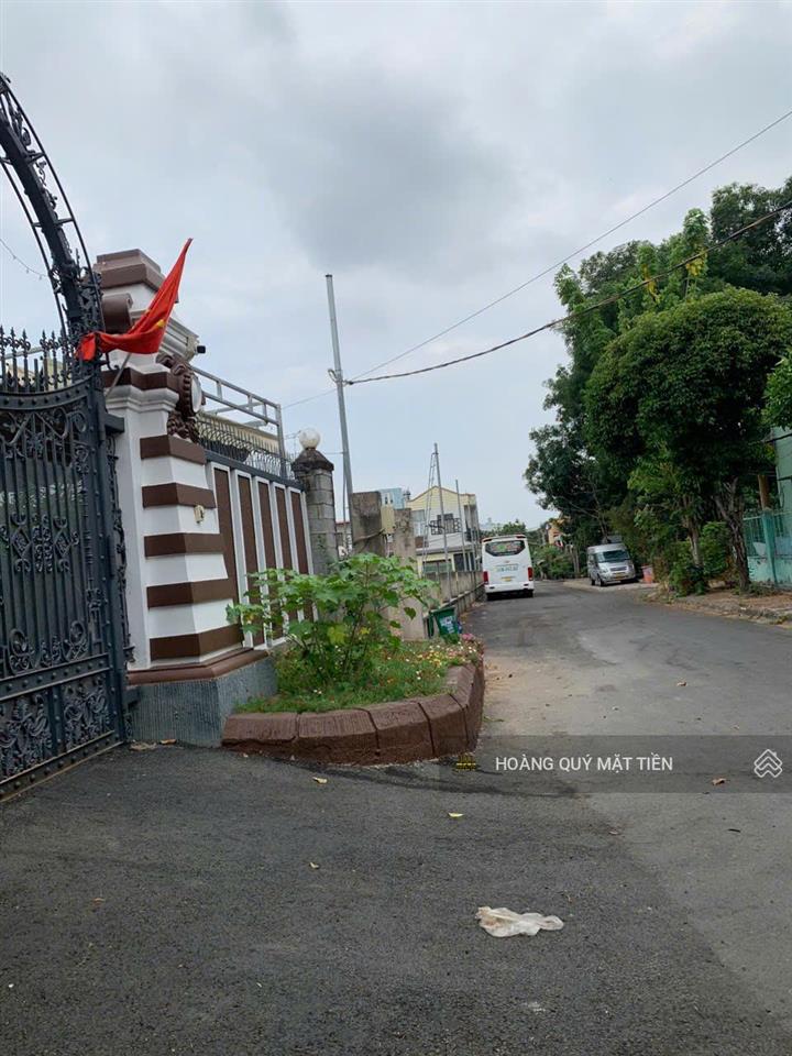 Biệt thự vip mặt tiền đường 179  hoàng hữu nam ~ 19m*45,5m = 865m2. nhà 2 tầng có sân vườn, hồ bơi