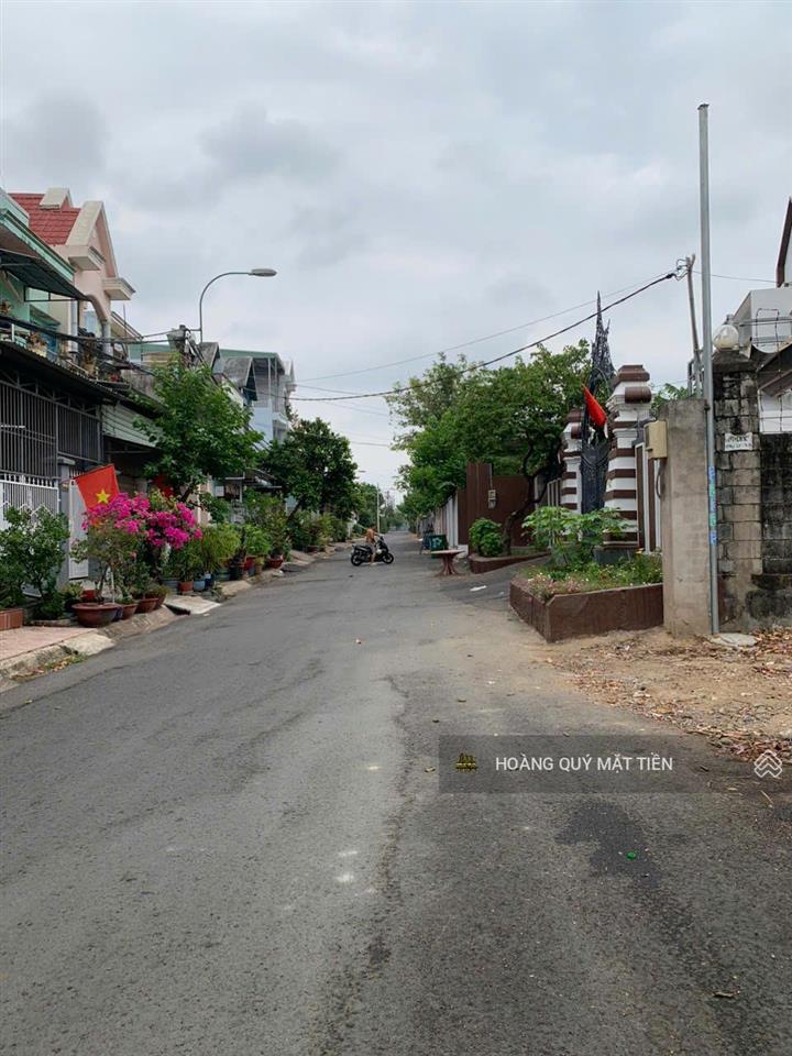 Biệt thự vip mặt tiền đường 179  hoàng hữu nam ~ 19m*45,5m = 865m2. nhà 2 tầng có sân vườn, hồ bơi