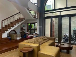 Đẹp độc lạ! ngay huỳnh văn bánh, phú nhuận, dt(7,2 x 13) cn 90m2 mà giá chỉ 13,5 còn thương lượng