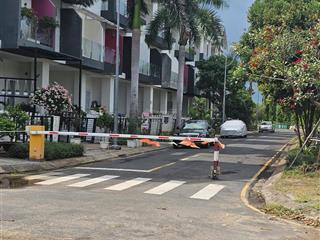 Giảm 600tr  chỉ còn nhỉnh 4 tỷ  đất lô góc  dt 8m 16m  ngay valencia riverside.phú hữu.