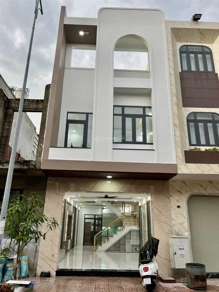 Bán nhà 2 tầng 80m2 giá rẻ gần big c ngay trung tâm dĩ an