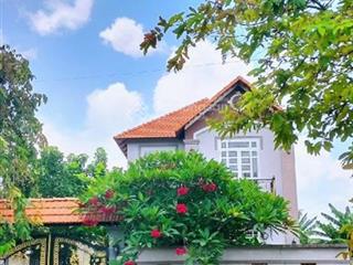 Biệt thự phố siêu đẳng cấp dt 200m 10 x 20 vuông chuẩn kết cấu 2 tầng đường trước nhà rộng hơn 10m