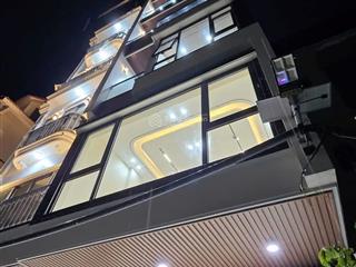 Ô tô đỗ cửa  thang máy  nhà mới kính koong  lô góc