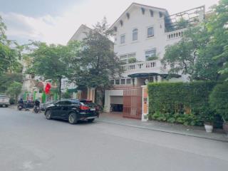 Bán biệt thự Làng Việt Kiều Châu Âu đường Nguyễn Văn Lộc DT 200m2 x 3 tầng giá 47.9 tỷ