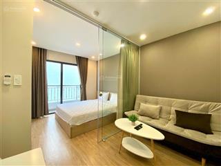 Căn hộ 1pn thiết kế tone gỗ với nội thất cao cấp  ban công  phù hợp làm việc tại nhà